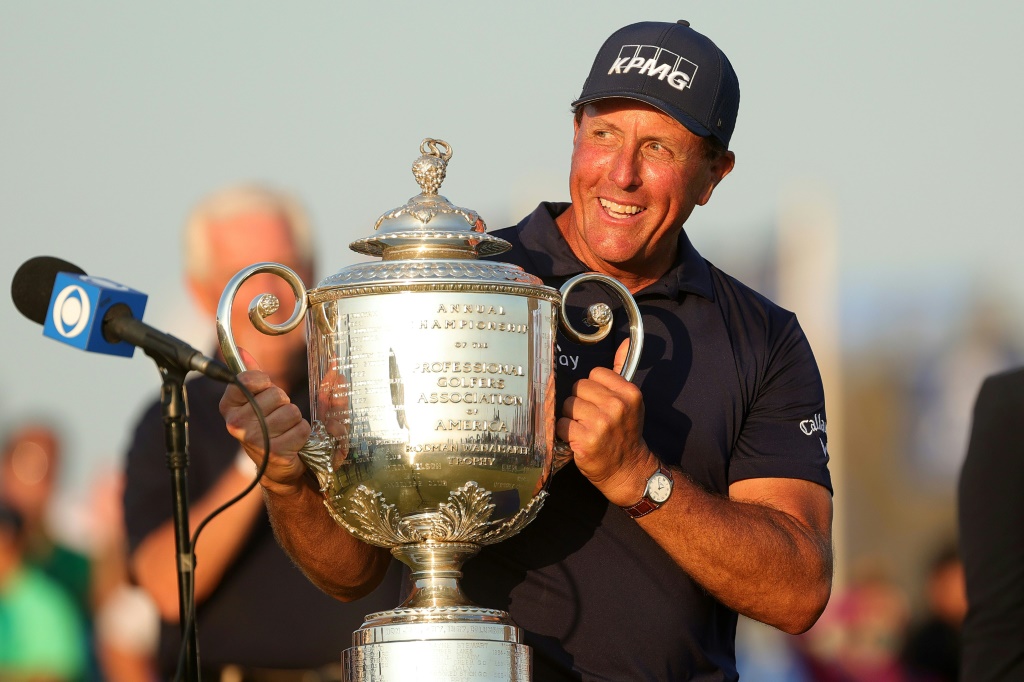 L'Américain Phil Mickelson tient son trophée après sa victoire au Championnat PGA