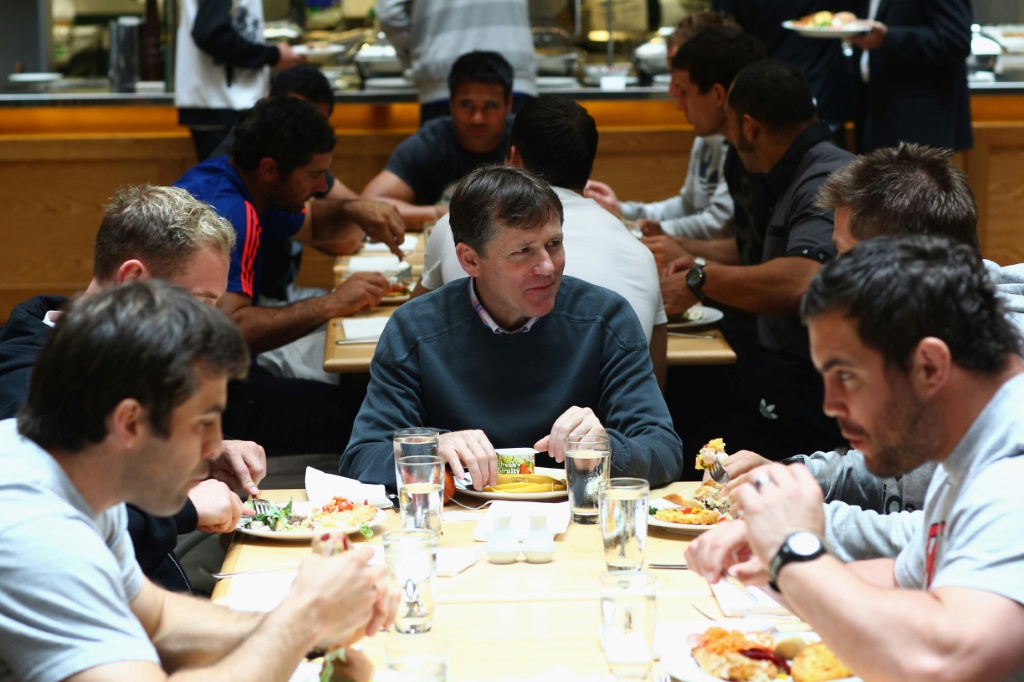 L'ex-capitaine des All Blacks David Kirk tient une réunion autour d'un déjeuner avec les joueurs de l'actuelle sélection à Auckland