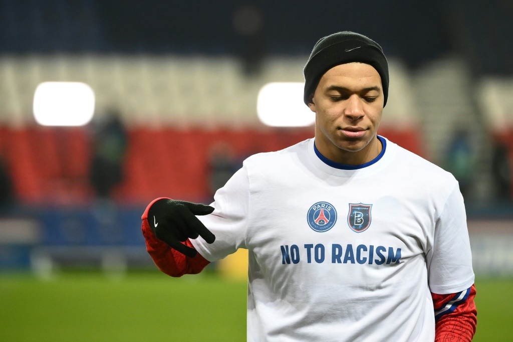 L'attaquant du Paris SG Kylian Mbappé avec un T-shirt "No to racism" (Non au racisme) à l'échauffement le 9 décembre 2020 avant la reprise du match de Ligue des champions contre Basaksehir Istanbul interrompu la veille par un incident raciste