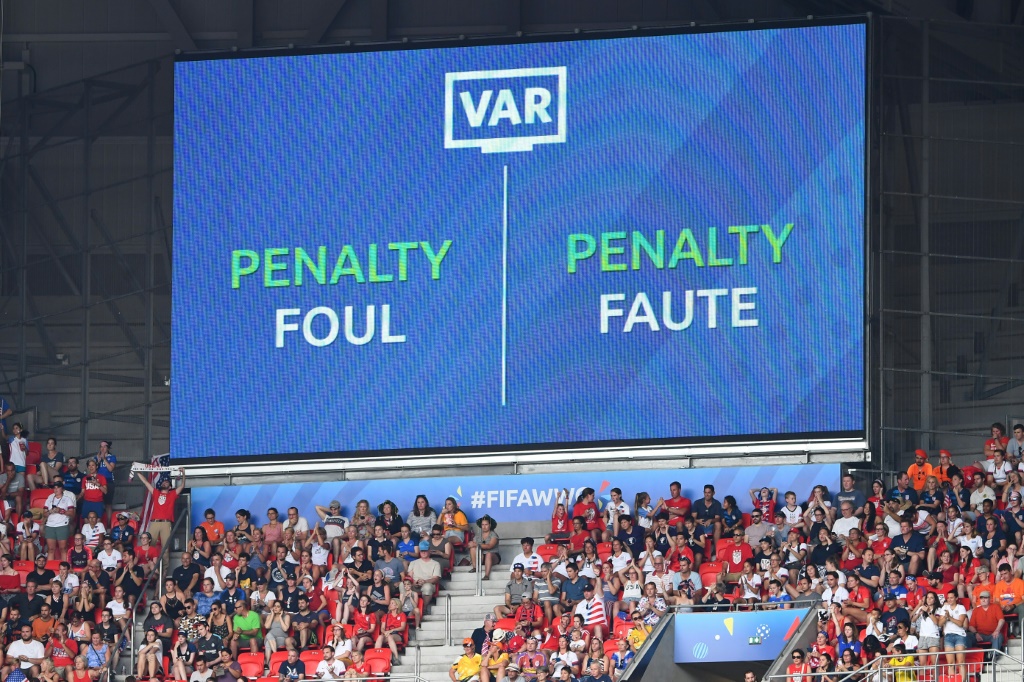 Un écran géant informe du contrôle par la VAR lors de la Coupe du monde féminine de football en France