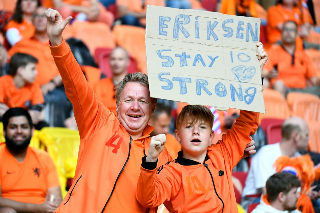 Supporters néerlandais brandissant une pancarte de soutien au milieu danois Christian Eriksen avant le match de groupes entre les Pays-Bas et l'Ukraine