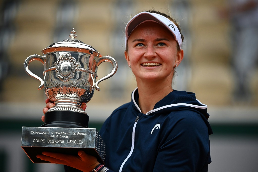 La Tchèque Barbora Krejcikova brandit son trophée après sa victoire en finale de Roland-Garros contre la Russe Anastasia Pavlyuchenkova