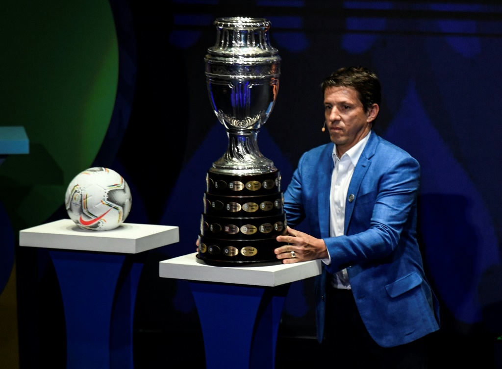 L'ex-international brésilien Juninho Paulista présente le trophé de la Copa America