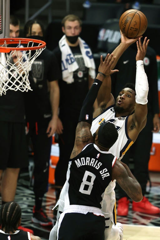 Donovan Mitchell (Utah Jazz) tente un tir sous la pression de Marcus Morris Sr. (Los Angeles Clippers)