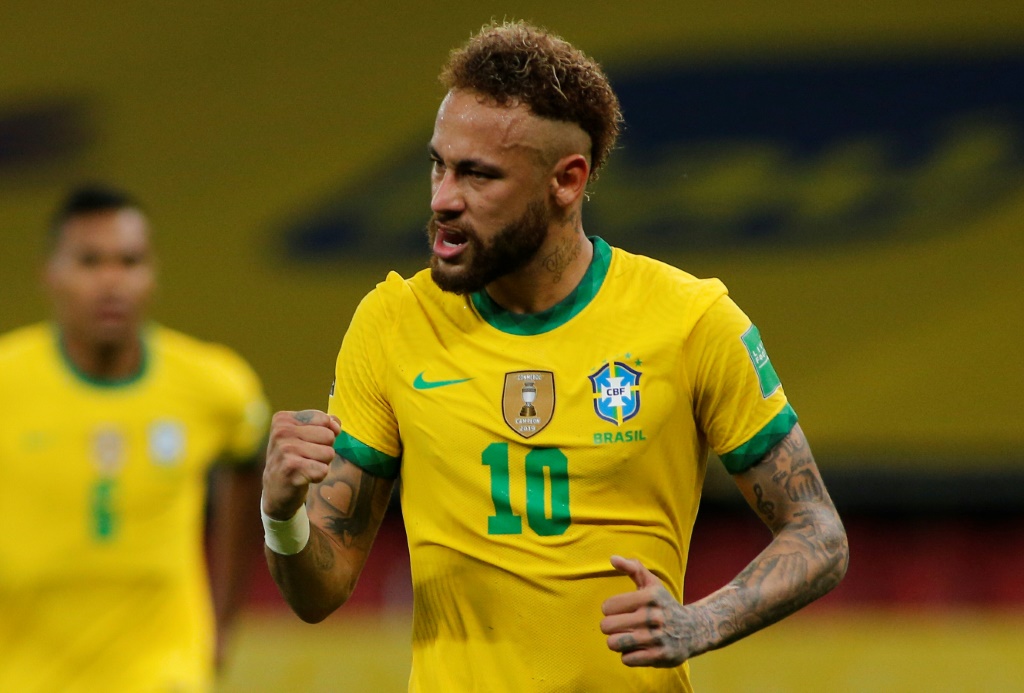 Neymar célèbre son but sur penalty avec le Brésil contre l'Equateur en qualifications au Mondial-2022