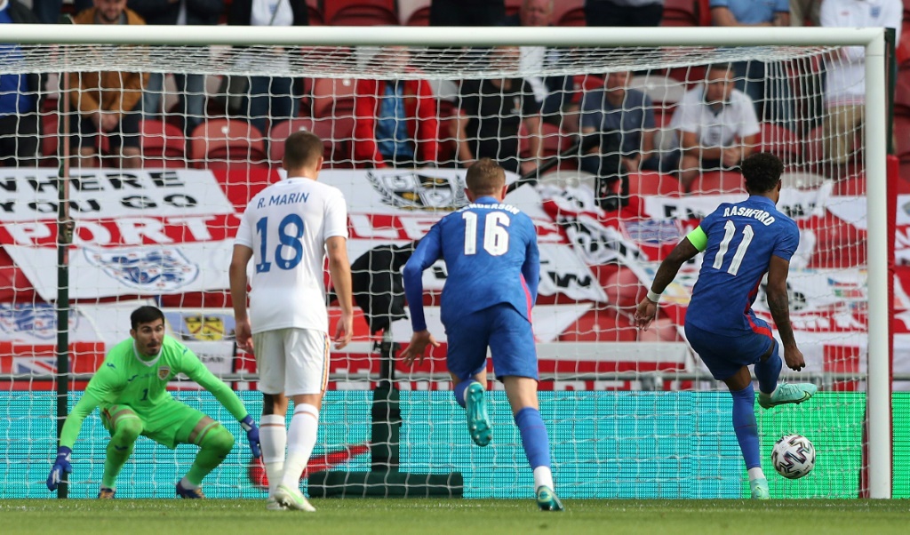 L'attaquant anglais Marcus Rashford (d) transforme son penalty lors du match amical contre la Roumanie