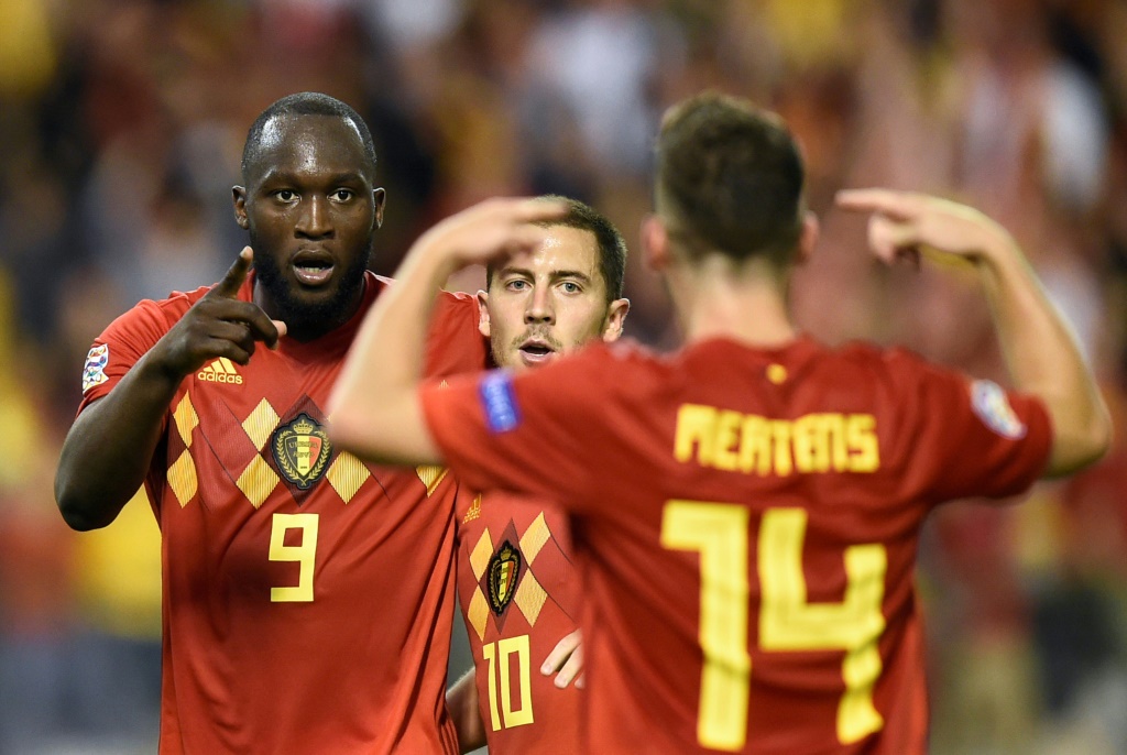 Les attaquants belges Romelu Lukaku et Eden Hazard célèbrent un but face à la Suisse
