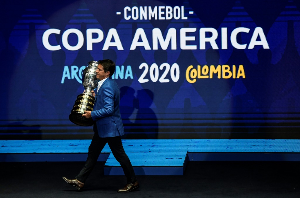 L'ancien footballeur brésilien Juninho Paulista présente le trophée de la Copa America