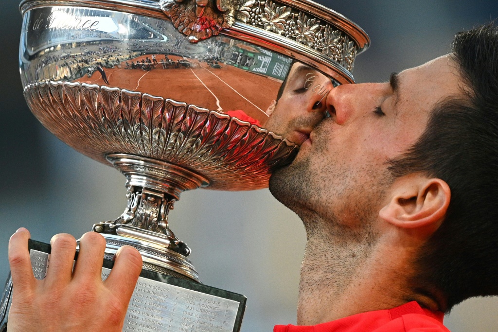 Le Serbe Novak Djokovic embrasse son trophée après sa victoire en finale contre le Grec Stefanos Tsitsipas