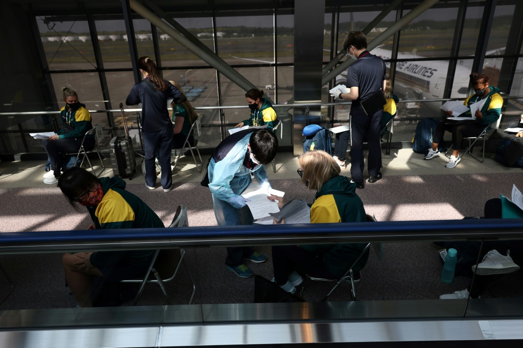 Les joueuses de l’équipe australienne de softball attendent le résutat de leur test PCR à leur arrivée à l'aéroport de Narita (Japon) le 1er juin 2021