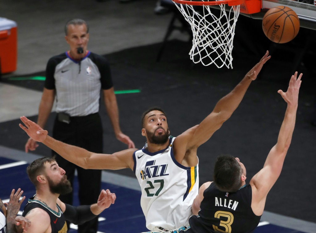 Le pivot du Utah Jazz Rudy Gobert contre le shoot de Grayson Allen des Memphis Grizzlies en play-offs NBA à Salt Lake City