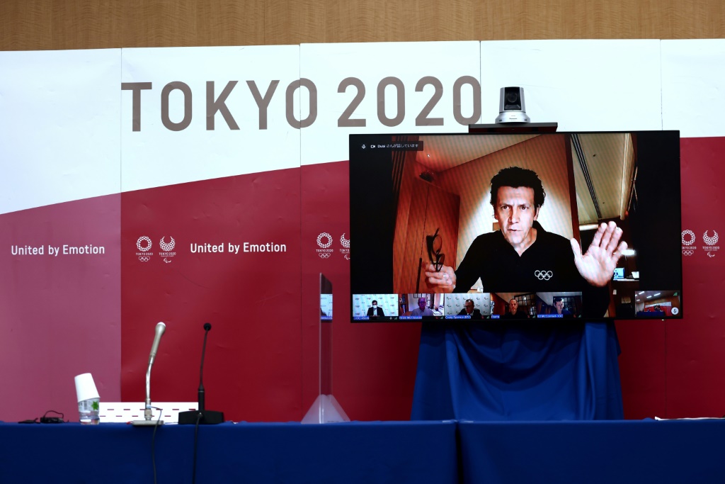 Le directeur exécutif des Jeux au CIO Christophe Dubi (sur écran) dévoile la 3e version du playbook des JO de Tokyo lors d'un point presse dans la capitale japonaise
