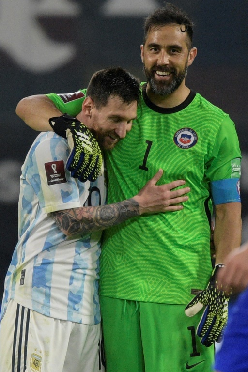 Lionel Messi (g) et Claudio Bravo