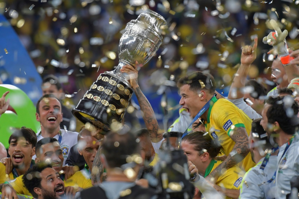 Les Brésiliens fêtent la victoire en finale de la Copa América contre le Pérou