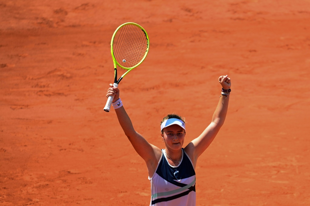 La Tchèque Barbora Krejcikova après sa victoire contre Coco Gauff en quart de finale de Roland-Garros