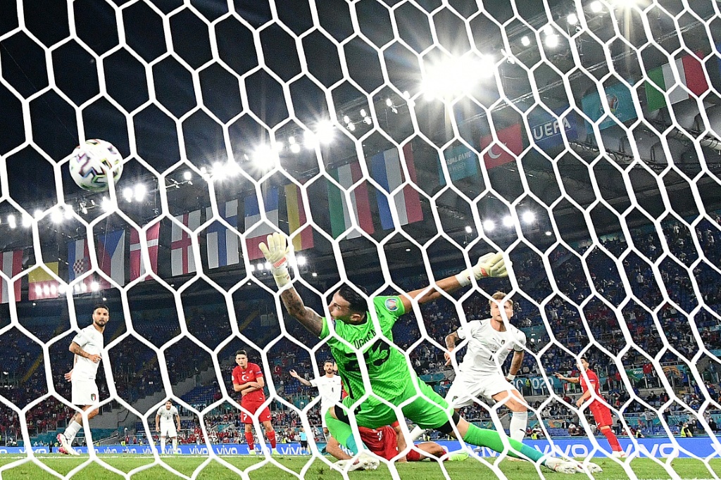 L'attaquant italien Ciro Immobile (d) marque le second but lors du match d'ouverture de l'Euro contre la Turquie