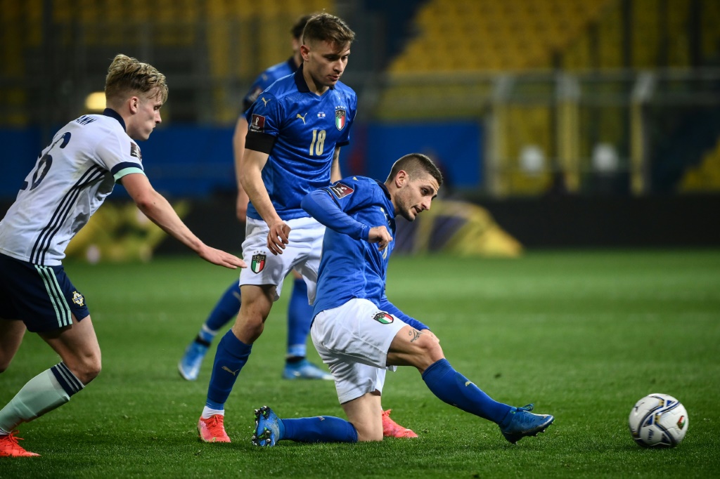 Le milieu italien Marco Verratti (d) lors du match de qualification pour la Coupe du monde 2022 contre l'Irlande du Nord