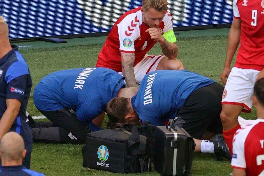 Le milieu danois Christian Eriksen pris en charge par le personnel médical après un malaise lors du match de groupes de l'Euro contre la Finlande