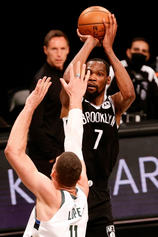 Kevin Durant (Brooklyn Nets) tire malgré la défense de Brook Lopez (Milwaukee Bucks)