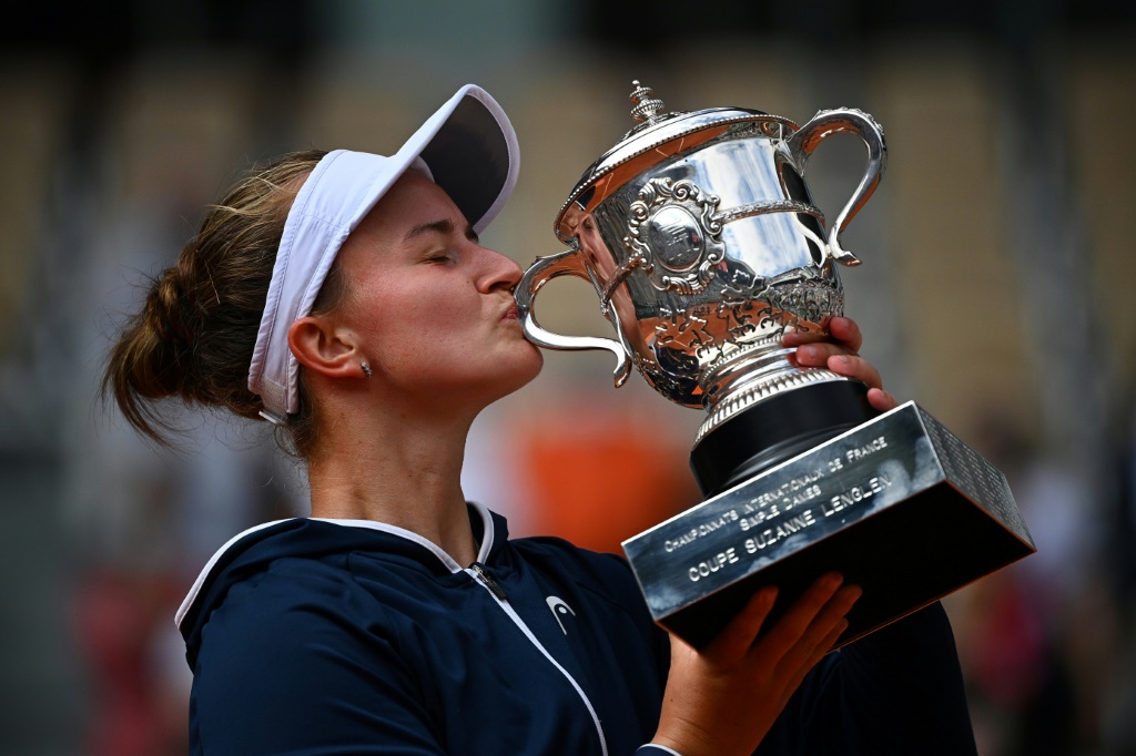 La Tchèque Barbora Krejcikova embrasse son trophée après sa victoire en finale de Roland-Garros contre la Russe Anastasia Pavlyuchenkova