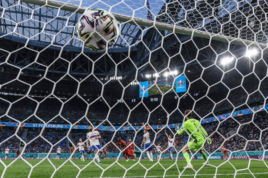 L'attaquant belge Romelu Lukaku (c) ouvre le score lors du match de groupes de l'Euro contre la Russie