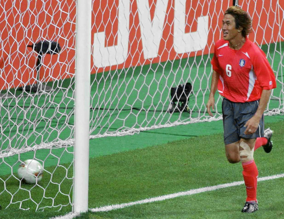 Le milieu sud-coréen Yoo Sang-chul après son but lors du match de groupes de la Coupe du monde 2002 contre la Pologne