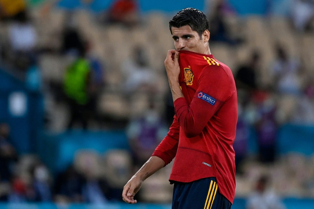 L'avant-centre espagnol Alvaro Morata dépité après une grosse occasion ratée face à la Suède au stade de la Cartuja à Séville