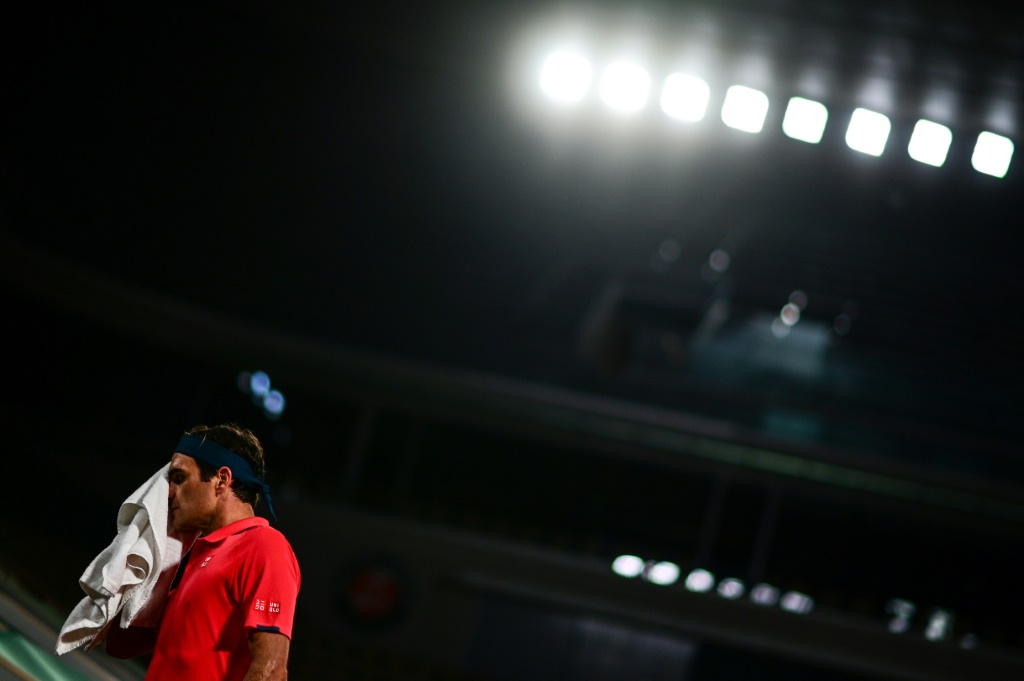 Le Suisse Roger Federer face à l'Allemand Dominik Koepfer au 3e tour de Roland-Garros