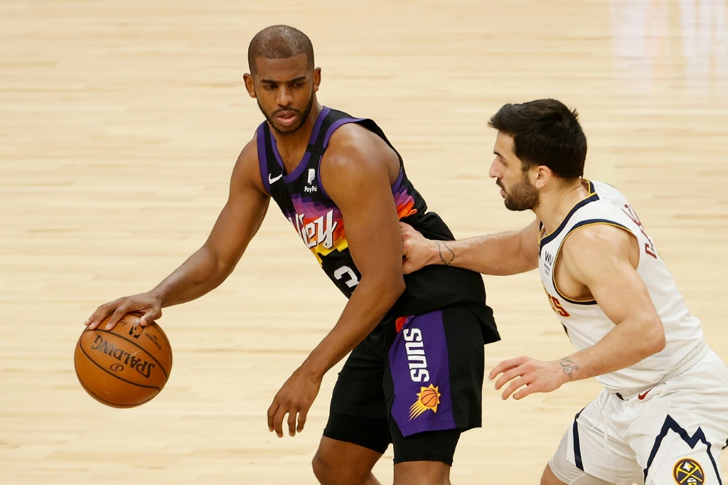 Le N.3 des Suns Chris Paul (g) lors du match N.1 de la demi-finale de conférence ouest en NBA