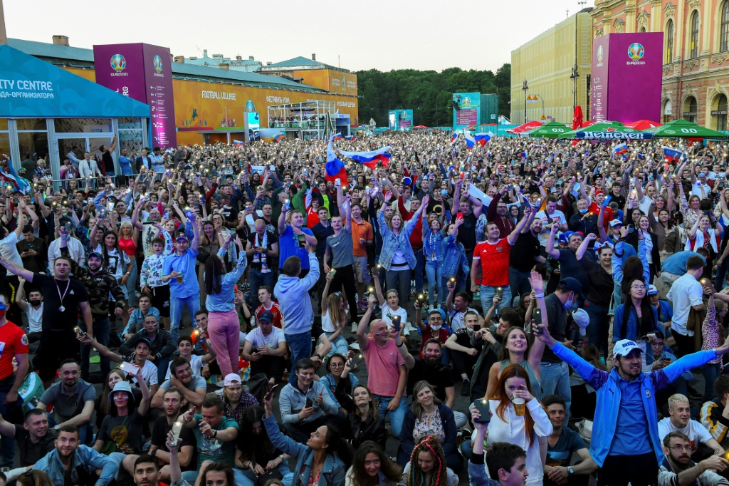 Des supporteurs dans une fan zone à Saint-Pétersbourg