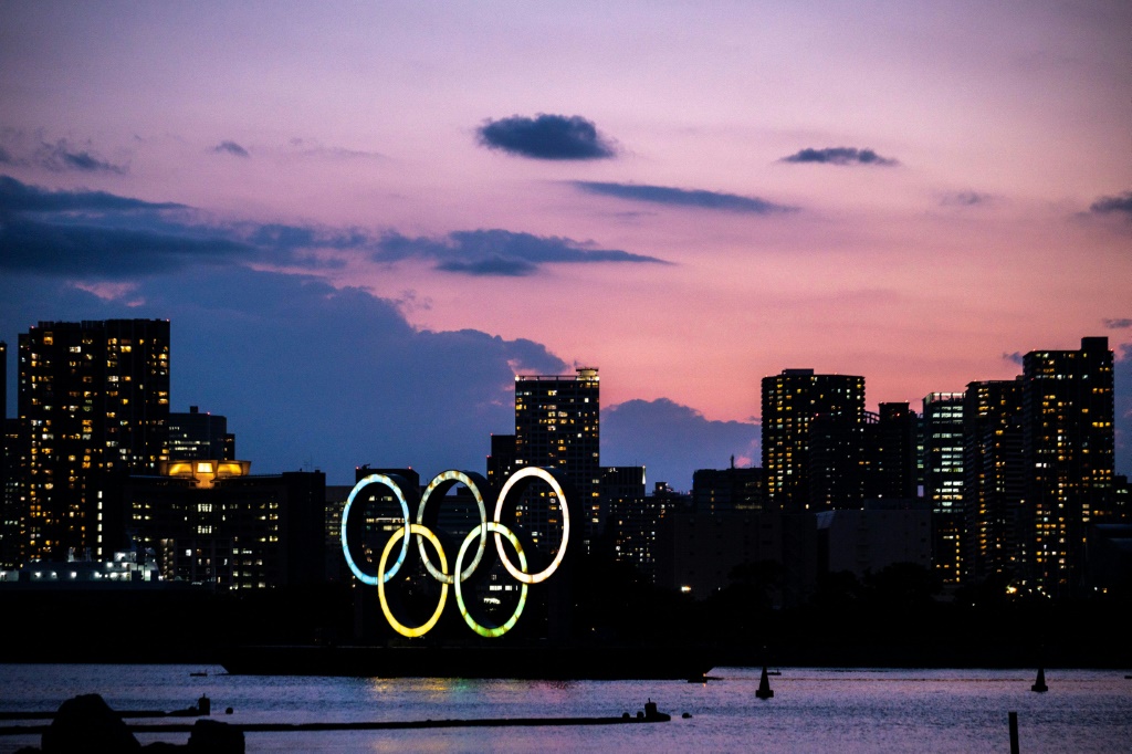 Les anneaux olympiques dans la baie de Tokyo