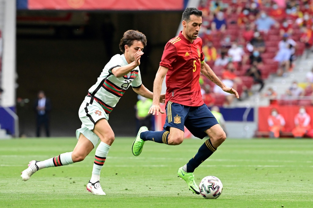 Le milieu espagnol Sergio Busquets (d) lors du match amical contre le Portugal