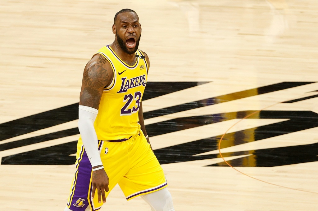La star des Lakers LeBron James lors du deuxième match de sa série de play-offs contre les Suns