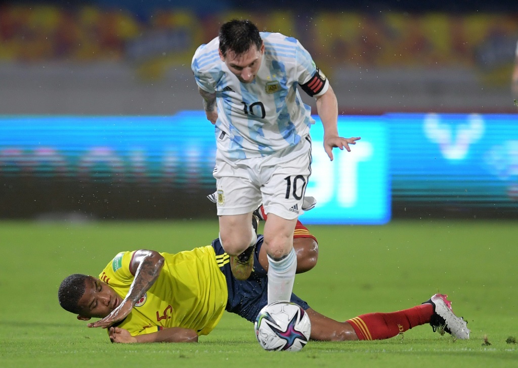 L'attaquant argentin Lionel Messi aux prises avec le Colombien Wilmar Barrios lors du match de qualification pour la Coupe du monde 2022 à Barranquilla