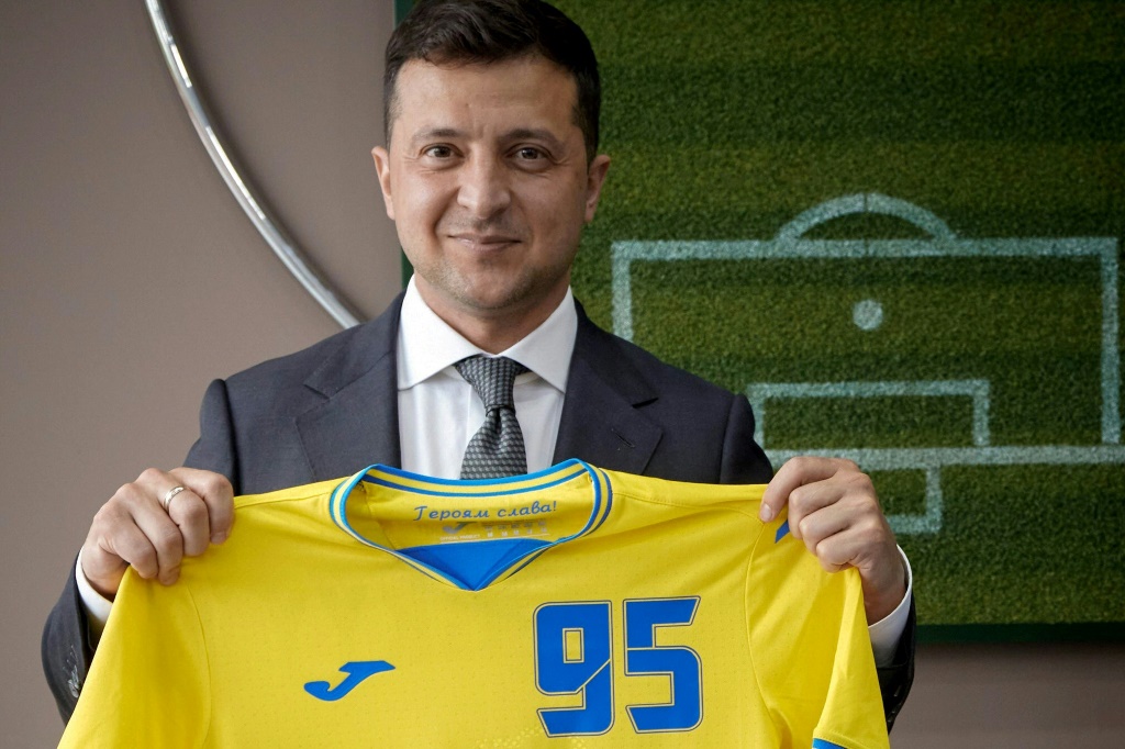Le maillot de la discorde de la sélection d'Ukraine fièrement exhibé par le président ukrainien Volodymyr Zelensky