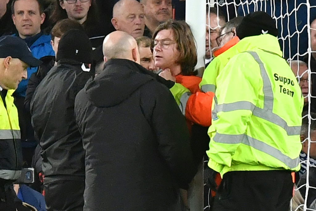 Un militant écologiste enchaîné à un poteau de but lors du match Everton-Newcastle à Liverpool