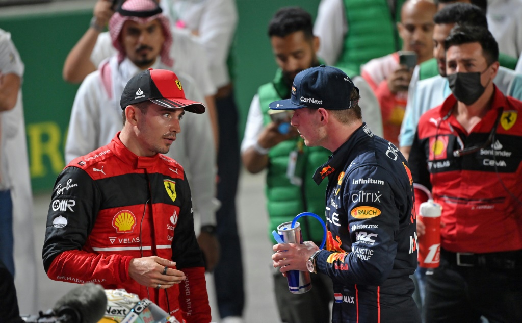 Le pilote Ferrari Charles Leclerc et son rival de Red Bull Max Verstappen échangent à l'issue de leur bagarre sur le circuit de la corniche de Jeddah