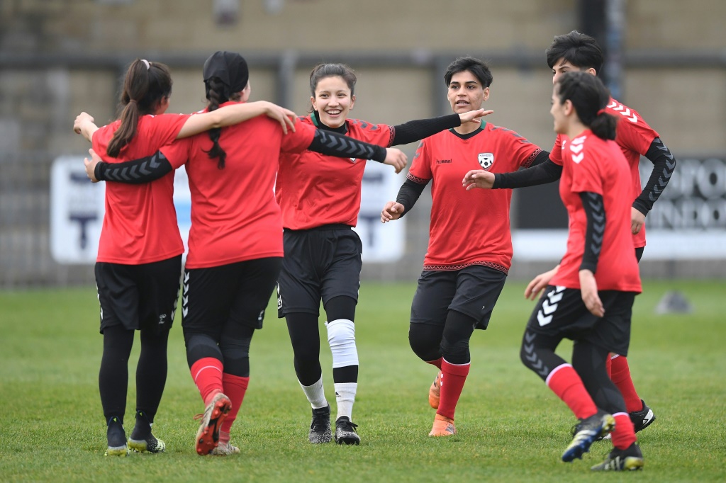 La joie des joueuses afghanes de l'équipe nationale espoirs après un but marqué contre des députées britanniques
