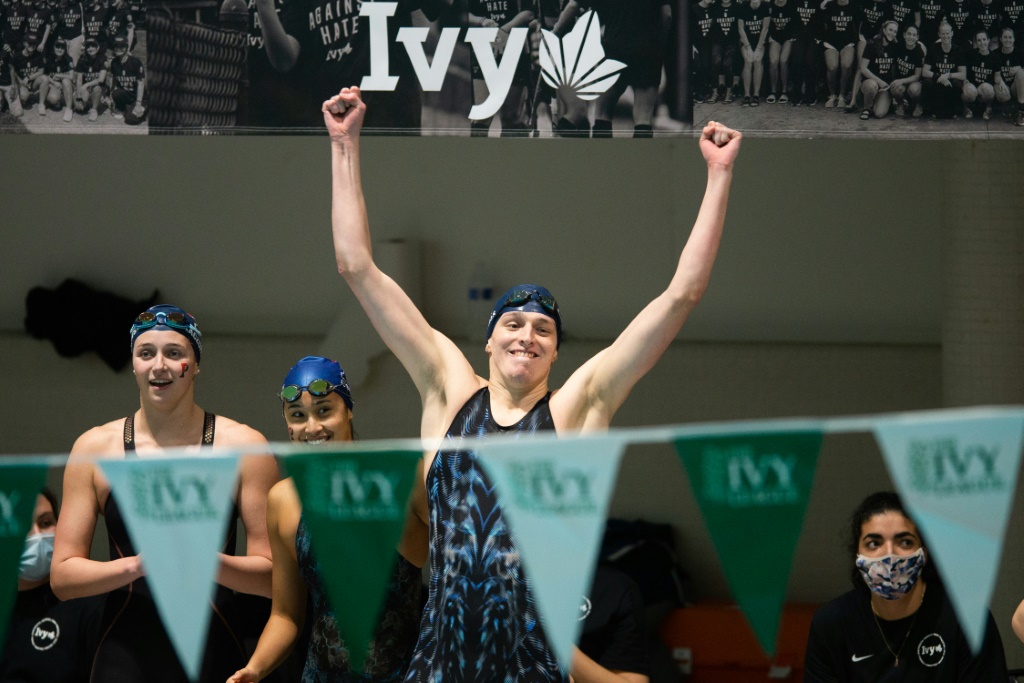 Lia Thomas alignée avec l'équipe féminine de natation de l'Université de Pennsylvanie le 18 février 2022