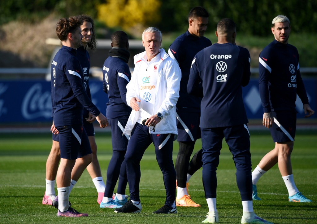 Le sélectionneur Didier Deschamps supervise une séance d'entraînement des Bleus à Clairefontaine