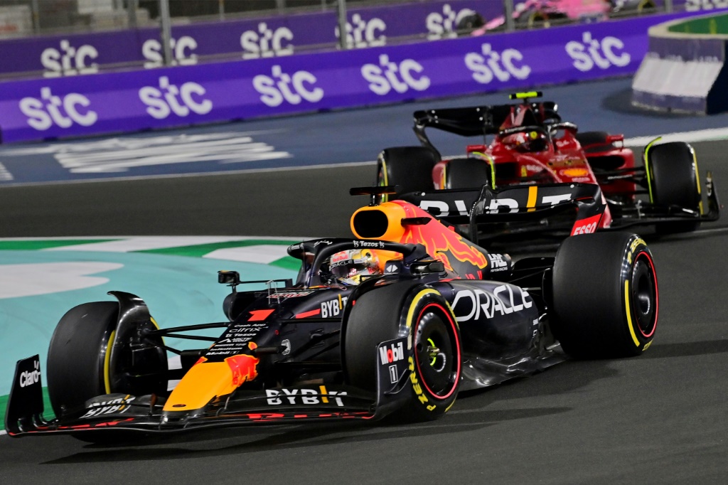 Le pilote Max Verstappen (Red Bull) devant la Ferrari de Charles Leclerc lors du GP d'Arabie saoudite à Jeddah
