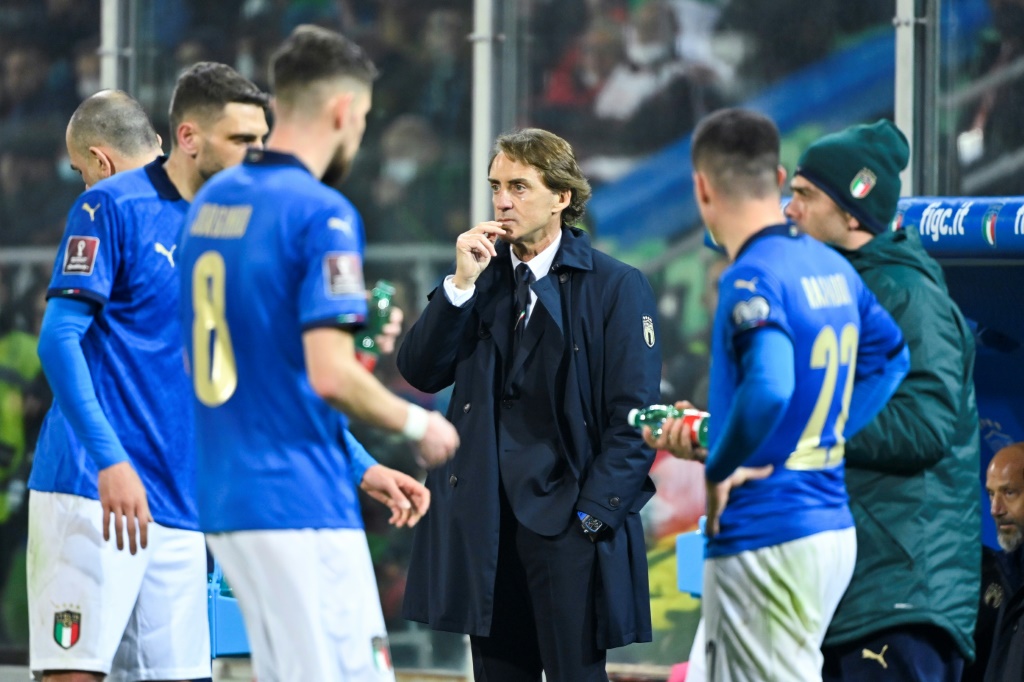 La déception du sélectionneur d'Italie Roberto Mancini et de ses joueurs après leur défaite surprise devant la Macédonie, le 24 mars 2022 à Palerme