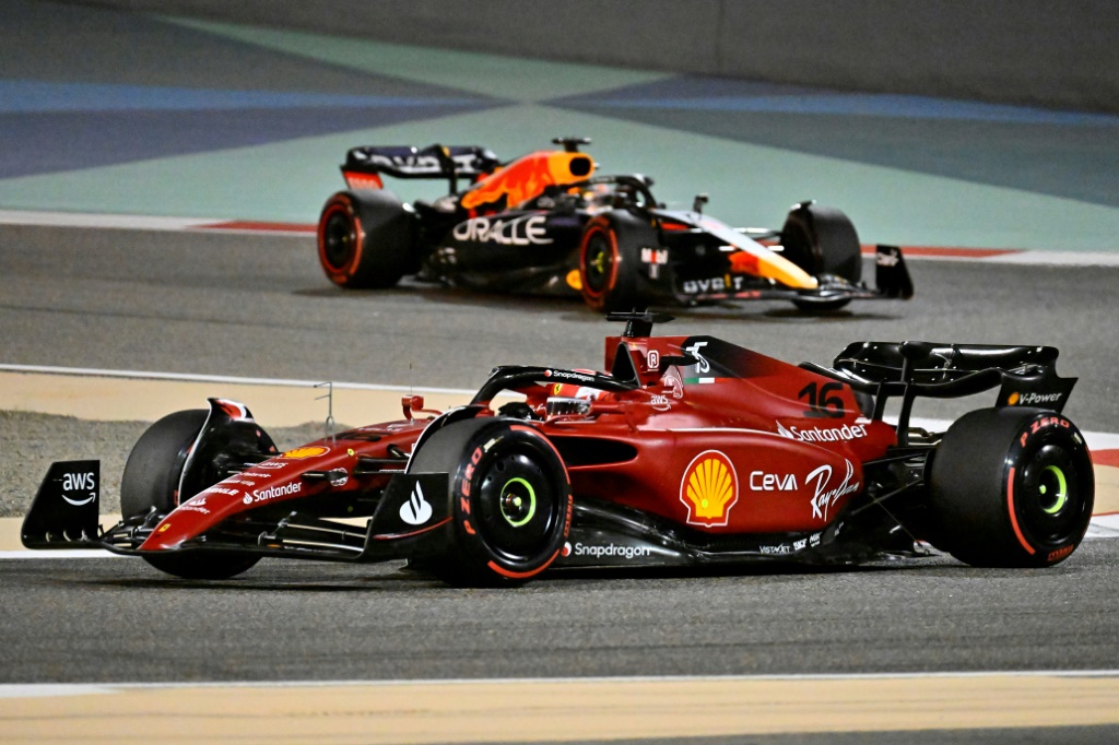 Les pilotes Ferrari Charles Leclerc (devant) et Red Bull Max Verstappen se livrent un mano a mano sur le circuit de la corniche de Jeddah, le 27 mars 2022