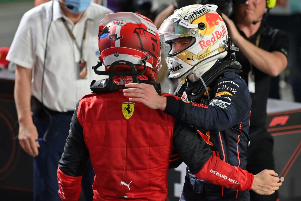 Le pilote Ferrari Charles Leclerc et son rival de Red Bull Max Verstappen se congratulent après leur course à Jeddah, le 27 mars 2022