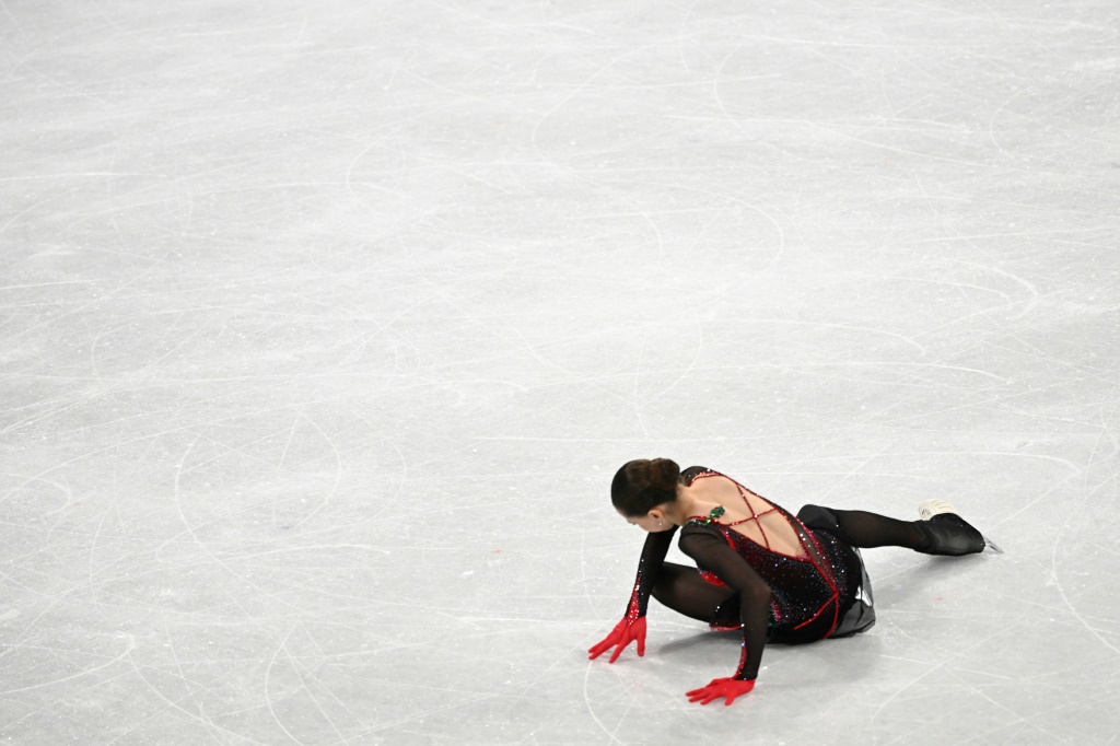 Kamila Valieva chute sur la patinoire olympique lors des Jeux de Pékin, le 17 février 2022