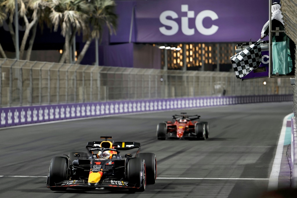 Le pilote Max Verstappen (Red Bull) s'impose devant Charles Leclerc lors du GP d'Arabie saoudite à Jeddah, le 27 mars 2022