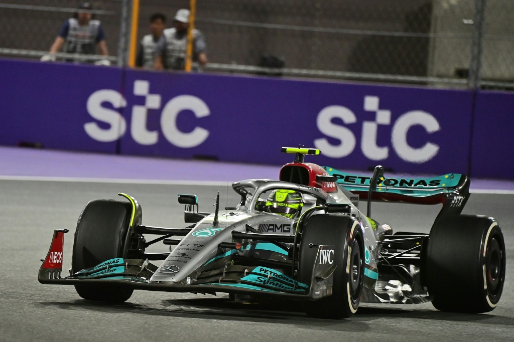 Lewis Hamilton au volant de sa Mercedes F1 W13 sur le circuit de la Corniche de Jeddah, le 27 mars 2022