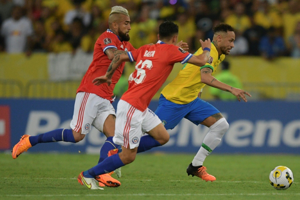 Les Chiliens Arturo Vidal et Claudio Baeza à la poursuite de Neymar lors de leur lourde défaite (4-0) au Brésil à Maracana, le 24 mars 2022