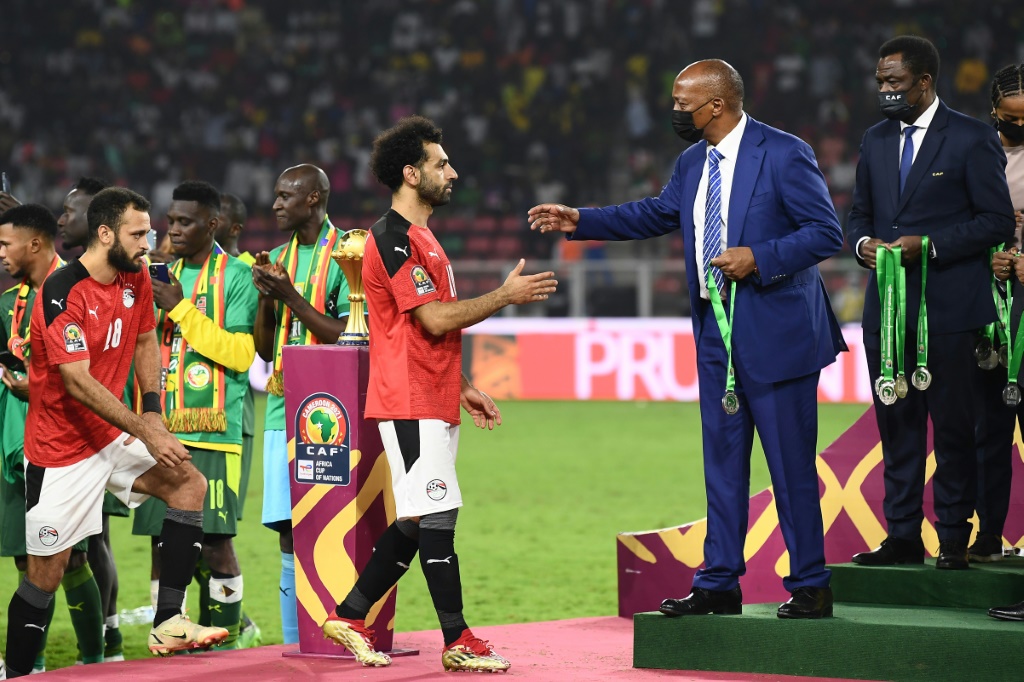 Mohamed Salah salué par le président de la CAF Patrice Motsepe après la défaite de l'Egypte devant le Sénégal à la CAN à Yaoundé, le 6 février 2022
