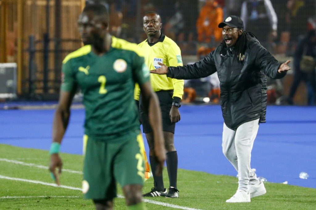L'entraîneur du Sénégal Aliou Cissé replace ses joueurs en barrage aller du Mondial en Egypte, le 25 mars 2022 au Caire
